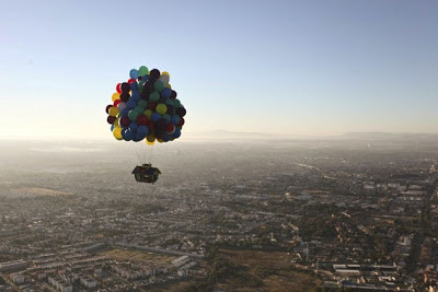 Σπίτι-Αερόστατο: Μπαλόνια με ήλιο υψώνουν πλωτό σπίτι στον ουρανό! 